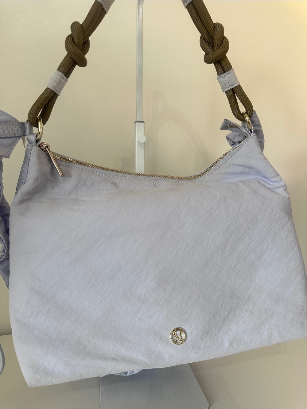 lululemon athletica Convertible Ruched Crossbody Bag 6.5L - Picture 2 of 11